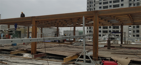 商鋪樓頂中央鏤空采光頂鋼結構案例